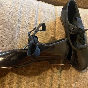 Used black tap shoes
